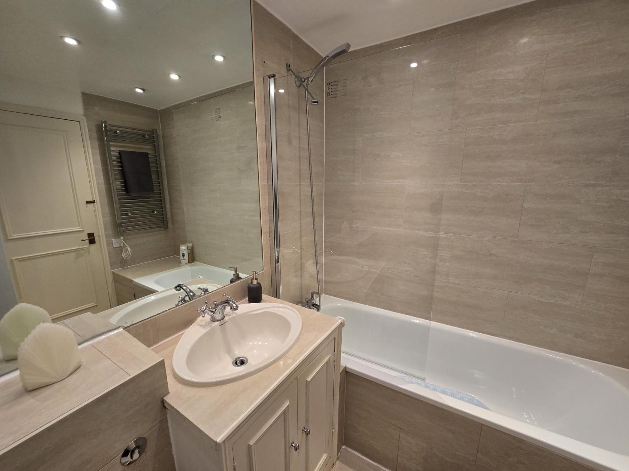 Stylish 2-bed In West - Extended Londra