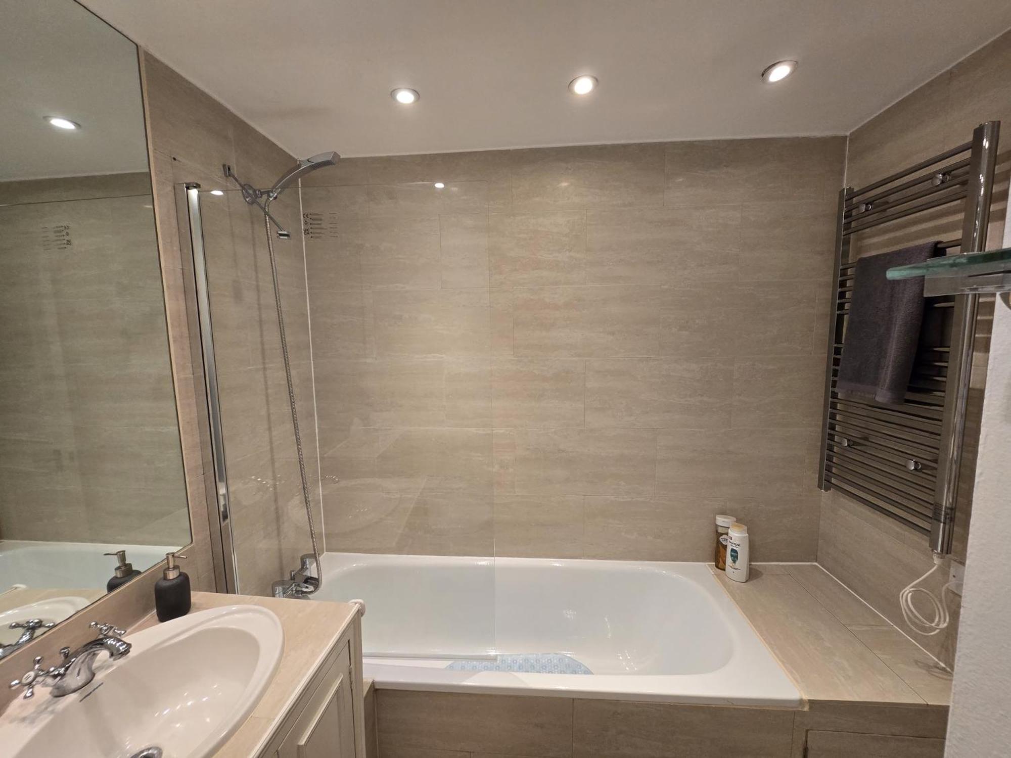 Stylish 2-bed In West - Extended Appartamento