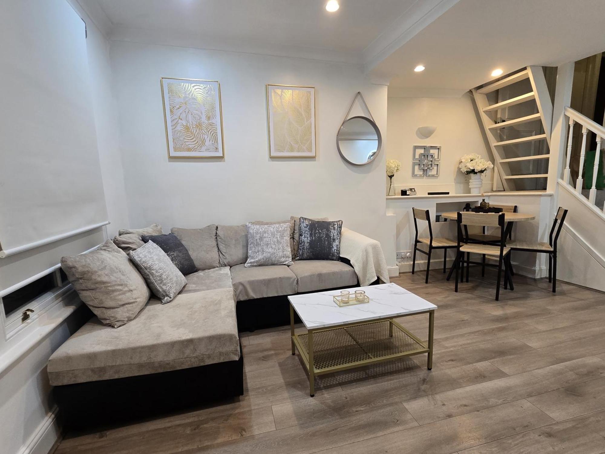 Stylish 2-bed In West - Extended Londra